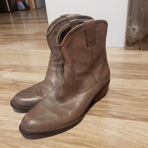 Born Leather Western Boots Wood Grain Block Heel Short Cowboy Boot Size 9 Taupe